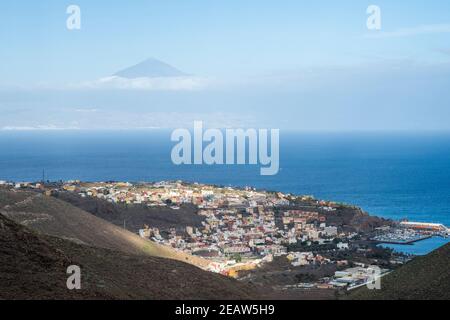 Blick von La Gomera über San SebastiÃ¡n zum Pico del Teide auf Teneriffa Stockfoto