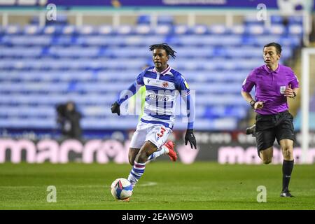 Reading, Großbritannien. Februar 2021, 10th. Omar Richards #3 von Reading bricht mit dem Ball in Reading, UK am 2/10/2021. (Foto: Phil Westlake/News Images/Sipa USA) Quelle: SIPA USA/Alamy Live News Stockfoto