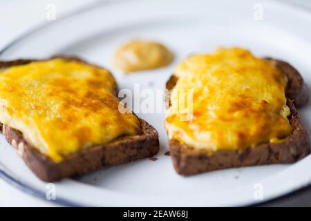 englischer Pub grub welsh Rarebit Käse Sauce Toast Stockfoto