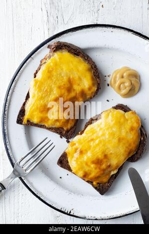 englischer Pub grub welsh Rarebit Käse Sauce Toast Stockfoto