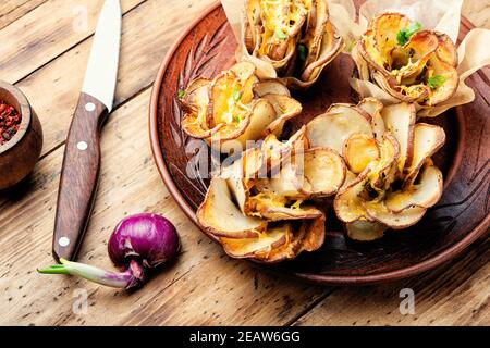 Gebackene Kartoffeln in Speck Stockfoto