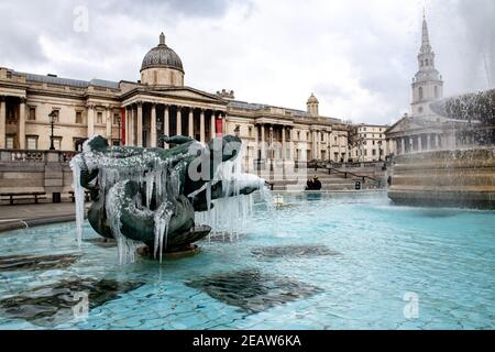 Gefrorene Brunnen auf Trafalgar Square, London, England, während extrem niedrigen Temperaturen von Storm Darcy, Februar 2021, auch das Biest aus dem Osten genannt. Stockfoto