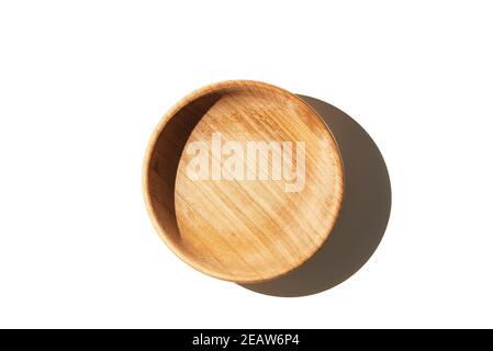 Leere Holz strukturierte Tasse Schüssel isoliert auf weißem Hintergrund Draufsicht. Stockfoto