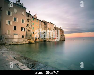 Rovinj Kroatien lange Exposition von alten Häusern an der Küste Stockfoto