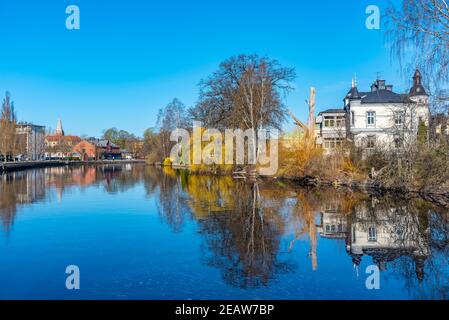 Wunderschöne Gebäude entlang des Flusses Svartan in Orebro, Schweden Stockfoto