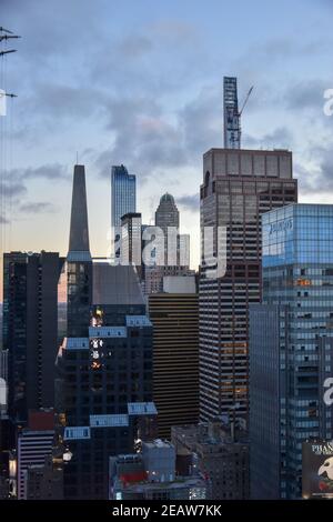 Milliardär's Row, Midtown Manhattan - hoch über dem Central Park die ultra-luxuriösen superhohen Wohnhochhäuser für die Reichen der Welt Stockfoto