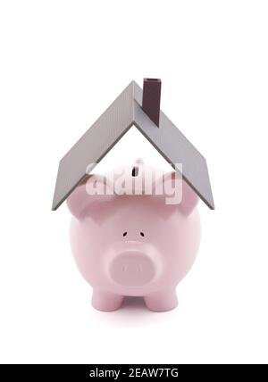 Rosa Sparschwein mit Hausdach auf weißem Hintergrund Stockfoto