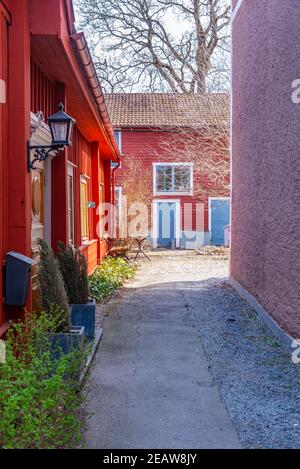 Holzhäuser an einer schmalen Straße in Nora, Schweden Stockfoto