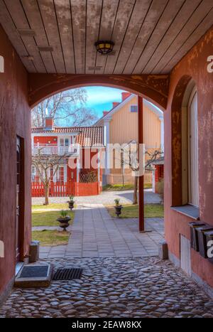 Holzhäuser an einer schmalen Straße in Nora, Schweden Stockfoto