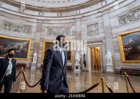 Washington, Vereinigte Staaten Von Amerika. Februar 2021, 10th. House Impeachment Manager US-Repräsentant Joe Neguse (Demokrat von Colorado) geht durch die Capitol Rotunda zur Senatskammer, um den zweiten Tag des Senatsenthebungsverfahrens gegen den ehemaligen Präsidenten Donald Trump im US-Kapitol in Washington, DC, Mittwoch, 10. Februar 2021 zu beginnen. Quelle: Rod Lampey/CNP Credit: dpa/Alamy Live News Stockfoto