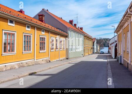 Holzhäuser an einer schmalen Straße in Nora, Schweden Stockfoto