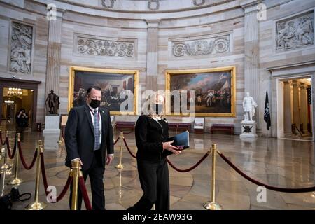 Washington, Vereinigte Staaten Von Amerika. Februar 2021, 10th. House Impeachment Manager Vereinigte Staaten Vertreterin Madeleine Dean (Demokrat von Pennsylvania) geht durch die Capitol Rotunde in die Senatskammer, um den zweiten Tag des Senats Amtsenthebungsverfahren gegen den ehemaligen Präsidenten Donald Trump im US-Capitol in Washington, DC, Mittwoch, 10. Februar 2021 zu beginnen. Quelle: Rod Lampey/CNP Credit: dpa/Alamy Live News Stockfoto