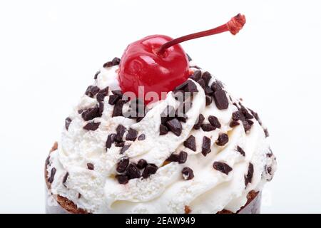 Schwarzwälder Kirschtorte, garniert mit Sahne und Kirsche isoliert auf weißem Stockfoto