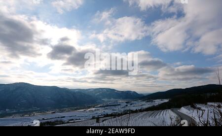 Landschaftlich reizvolle Aussicht auf eine Winterlandschaft in Österreich Stockfoto