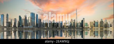 Dramatischer Sonnenuntergang über der Skyline von Dubai mit dem herrlichen Burj Khalifa. Stockfoto