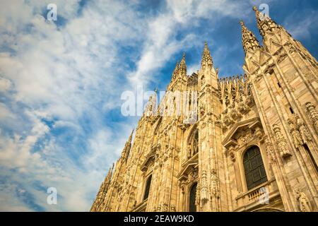 Mailänder Dom (Duomo di Milano) Mit blauem Himmel und Sonnenuntergangslicht Stockfoto