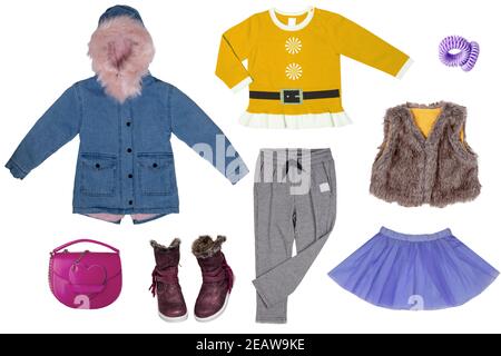 Collage Set von kleinen Mädchen Winter Kleidung auf weißem Hintergrund isoliert. Die Kollektion aus einer Jeansjacke, einer Sweathose, Schuhen, einem Pullover, einer Weste, einem Rock und einer Handtasche. Kinder Frühling und Herbst Mode. Stockfoto