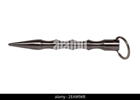 Nahaufnahme eines fein polierten massiven Metallstabes auf einem Schlüsselring isoliert auf weißem Hintergrund. Makro. Stockfoto