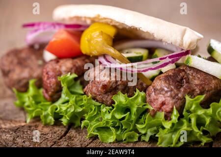 Cevapcici auf Holz Stockfoto
