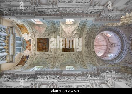Gewölbe der Barockkirche St. Peter und St. Paul in Vilnius, Litauen Stockfoto