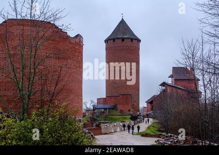 Menschen, die die Ruinen der mittelalterlichen Burg Turaida untersuchen Stockfoto