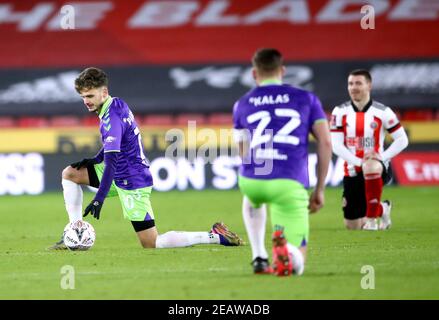 Jamie Paterson (links) von Bristol City unterstützt die Black Lives Matter-Bewegung vor dem fünften Lauf des Emirates FA Cup in Bramall Lane, Sheffield. Bilddatum: Mittwoch, 10. Februar 2021. Stockfoto