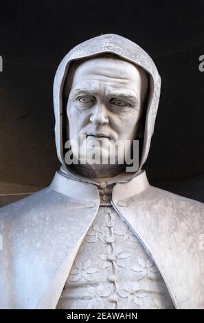 Giotto di Bondone in den Nischen der Uffizien. In der ersten Hälfte des 19th. Jahrhunderts wurden sie von 28 Statuen berühmter Persönlichkeiten in Florenz, Italien, besetzt Stockfoto