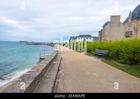 Roscoff, Frankreich - 28. August 2019: Kleine befestigte Altstadt von Roscoff an der Nordküste von Finistere in der Bretagne Stockfoto