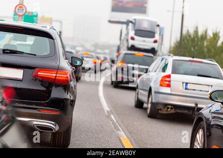 Linie von Autos und LKW stehen auf der Straße in Eile Stunde Stockfoto