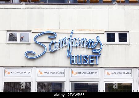 Oslo, Norwegen - 20. Juni 2019: Nahaufnahme des Samfunnhuset-Schildes am Arbeitersamfunnets-Platz. Stockfoto