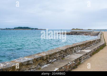 Roscoff, Frankreich - 28. August 2019: Kleine befestigte Altstadt von Roscoff an der Nordküste von Finistere in der Bretagne Stockfoto