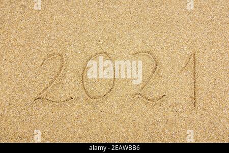 2021 geschrieben am Sandstrand Stockfoto
