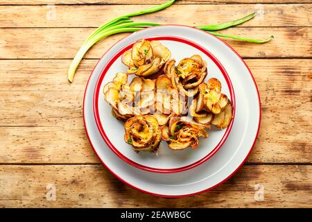 Gebackene Kartoffeln in Speck Stockfoto