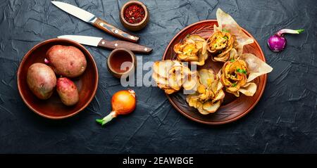 Gebackene Kartoffeln in Speck Stockfoto