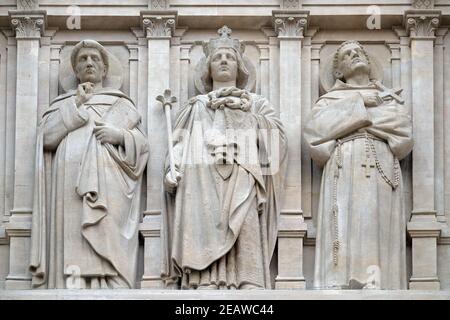 Heiligen Dominikus, Louis und Franz von Assisi, Statue auf der Fassade des Heiligen Augustinus Kirche in Paris, Frankreich Stockfoto