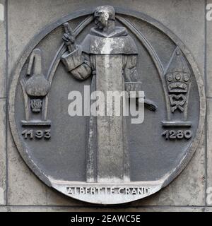 Albertus Magnus, auch bekannt als Heiliger Albert der große, war ein deutscher katholischer Dominikaner Mönch und Bischof. Steinrelief im Gebäude der Faculte de Medicine Paris. Stockfoto