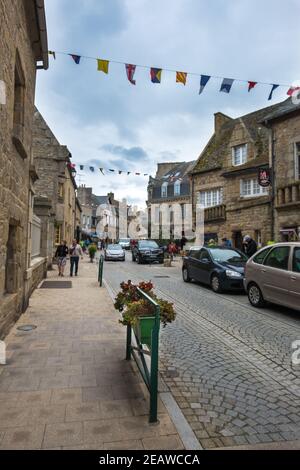 Roscoff, Frankreich - 28. August 2019: Stadtbild mit alten Wohngebäuden von Roscoff in der Bretagne Stockfoto