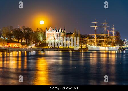 Sonnenuntergang Ansicht des weißen Gebäudes von Eric Ericsonhallen Konzertsaal und Hostel Schiff AF Chapman in Stockholm, Schweden Stockfoto