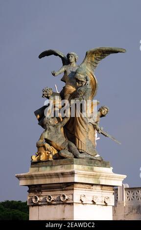 Statue des Gedankens von Giulio Monteverde in das Denkmal für Victor Emmanuel II geschnitzt. Venedig-Platz, Rom, Italien Stockfoto