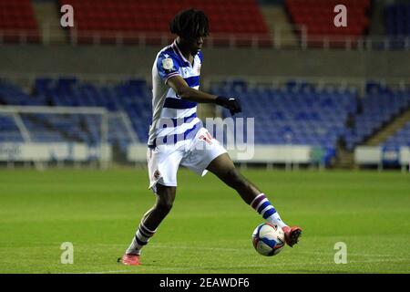 Reading, Großbritannien. Februar 2021, 10th. Ovie Ejaria von Reading in Aktion während des Spiels. EFL Skybet Championship match, Reading V Brentford im Madejski Stadium in Reading am Mittwoch, 10th. Februar 2021. Dieses Bild darf nur für redaktionelle Zwecke verwendet werden. Nur redaktionelle Verwendung, Lizenz für kommerzielle Nutzung erforderlich. Keine Verwendung in Wetten, Spiele oder ein einzelner Club / Liga / Spieler Publikationen. PIC von Steffan Bowen / Andrew Orchard Sport Fotografie / Alamy Live News Kredit: Andrew Orchard Sport Fotografie / Alamy Live News Stockfoto