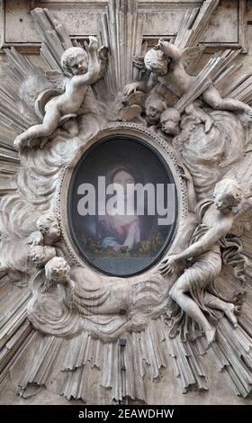 Bild der Jungfrau Maria an der Fassade eines Palastes in Rom, Italien Stockfoto