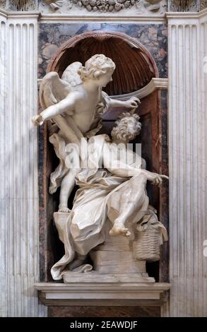 Habakuk und der Engel Marmorstatue von Lorenzo Bernini in der Chigi-Kapelle in der Kirche Santa Maria del Popolo, Rom, Italien Stockfoto