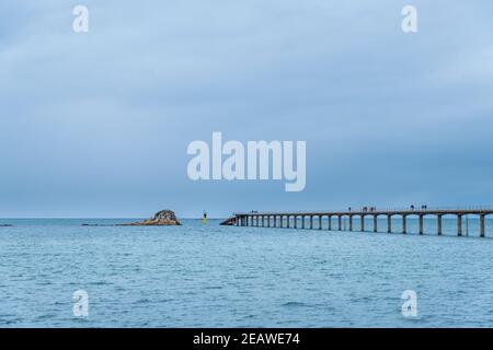 Roscoff, Frankreich - 28. August 2019: Fährverbindung zur Ile De Batz bei Roscoff. Die Brücke führt zum Tiefwasser-Fährterminal bei Ebbe Stockfoto