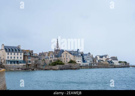 Roscoff, Frankreich - 28. August 2019: Kleine befestigte Altstadt von Roscoff an der Nordküste von Finistere in der Bretagne Stockfoto