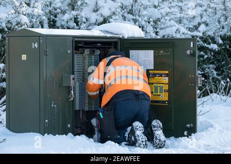 BT OpenReach Ingenieur, der an einer superschnellen Breitband-Telefonanlage in der Nähe von Livingston West Lothian arbeitet. Stockfoto