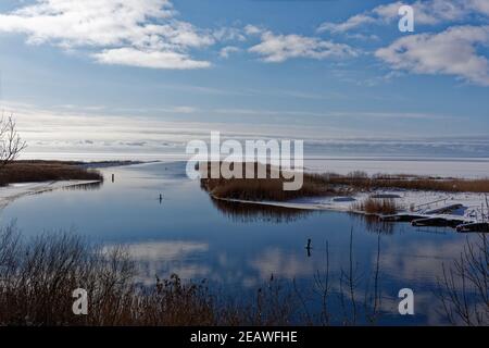 Beginn des Flusses Emajõgi vom See Võrtsjärv in der Mitten im kalten Winter Stockfoto