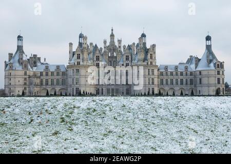 Frankreich, Loir-et-Cher (41), Chambord (UNESCO-Weltkulturerbe), königliche Burg der Renaissance, nach dem Schneefall Stockfoto