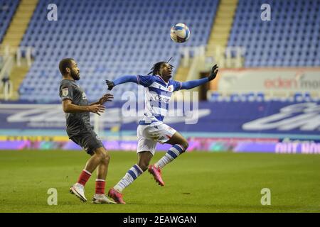 Reading, Großbritannien. Februar 2021, 10th. Omar Richards #3 von Reading verfolgt den Ball in Reading, UK am 2/10/2021. (Foto: Phil Westlake/News Images/Sipa USA) Quelle: SIPA USA/Alamy Live News Stockfoto