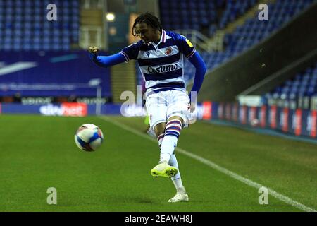 Reading, Großbritannien. Februar 2021, 10th. Michael Olise von Reading in Aktion während des Spiels. EFL Skybet Championship match, Reading V Brentford im Madejski Stadium in Reading am Mittwoch, 10th. Februar 2021. Dieses Bild darf nur für redaktionelle Zwecke verwendet werden. Nur redaktionelle Verwendung, Lizenz für kommerzielle Nutzung erforderlich. Keine Verwendung in Wetten, Spiele oder ein einzelner Club / Liga / Spieler Publikationen. PIC von Steffan Bowen / Andrew Orchard Sport Fotografie / Alamy Live News Kredit: Andrew Orchard Sport Fotografie / Alamy Live News Stockfoto