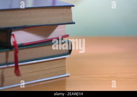 Ein Stapel alter Bücher auf einem Holztisch Mit unscharfen Hintergrund- und Kopierbereich Stockfoto